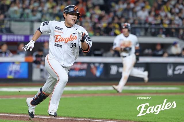 허인서가 4월 30일 대전 LG전에서 적시타를 치고 있다. 사진=한화 제공