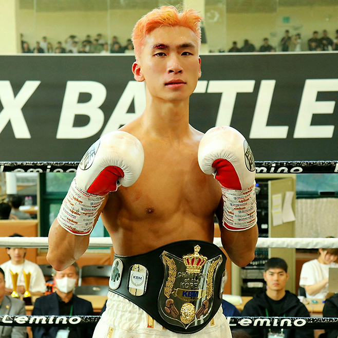 챔피언 심하녹이 2025년 4월 서울특별시 관악구민종합체육센터 KBM 페더급 타이틀 1차 방어전 성공 후 기념 촬영을 하고 있다. 사진=한국복싱커미션