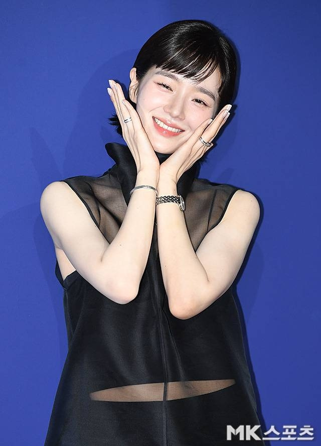 박규영은 하이넥 시스루 블라우스를 선택해 쇄골 라인과 어깨선을 은은하게 드러내며 고급스러운 분위기를 연출했다.사진=천정환 기자