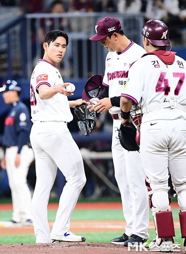 조영건이 1일 고척 롯데전에서 강판되고 있다. 사진(고척 서울)=김영구 기자