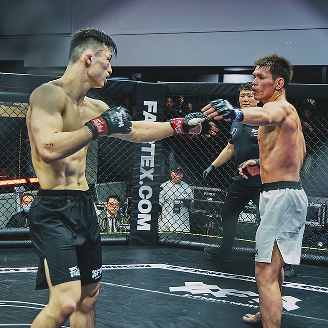 장윤성이 2025년 4월 서울특별시 스포모티브 ZFN 오리진에서 UFC 3전 파이터 아베 다이치를 상대하고 있다. 사진=MCP ECC