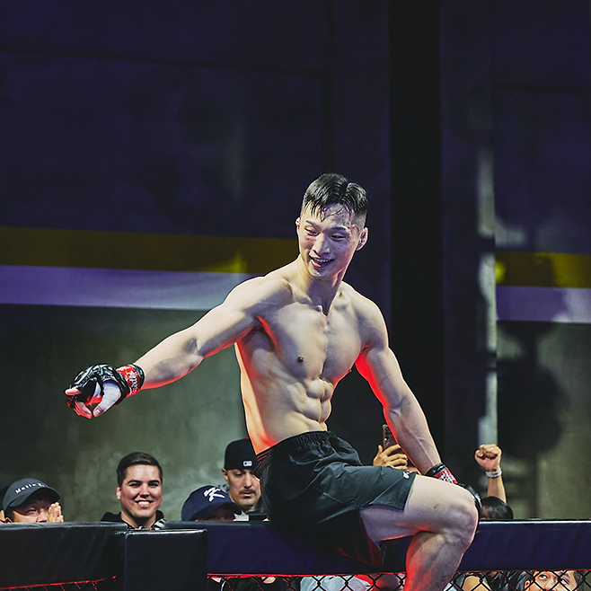 장윤성이 2025년 4월 서울특별시 스포모티브 ZFN 오리진에서 UFC 3전 파이터 아베 다이치를 꺾은 후 기뻐하고 있다. 사진=MCP ECC