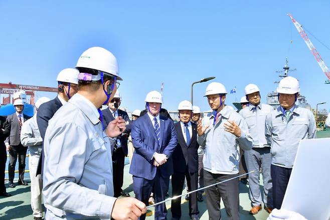정기선 HD현대 수석부회장이 존 펠런 미 해군성 장관과 함께 HD현대중공업 특수선 야드를 둘러보며 건조 중인 함정들을 소개하고 있다/사진제공=HD현대중공업