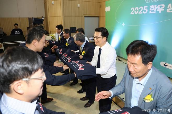 지난 달 29일 전북 전주시 한국농수산대에서 열린 '한우 생산혁신 멘토단' 출범식에서 김종구 농식품부 식량정책실장 등 참석자들이 화이팅을 외치고 있다. /사진=농식품부