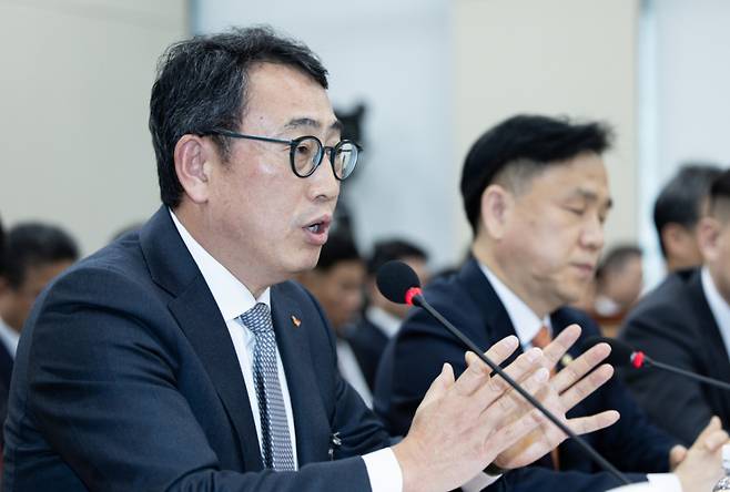 유영상 SK텔레콤 대표이사가 30일 오전 서울 여의도 국회 과학기술정보방송통신위원회에서 열린 YTN 등 방송·통신 분야 청문회에서 의원 질의에 답변하고 있다. /사진=뉴스1