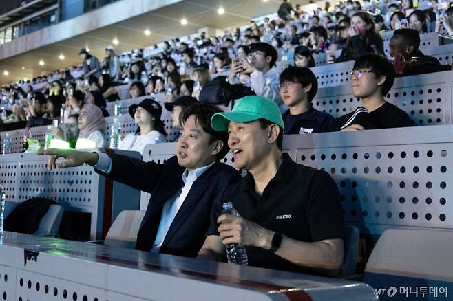 (서울=뉴스1) 김민지 기자 = 오세훈 서울시장과 이준석 개혁신당 대통령 후보가 지난 30일 서울 마포구 상암 월드컵경기장에서 열린 '서울스프링페스타 WONDER SHOW'에서 개막식을 관람하고 있다. (이준석 캠프 제공. 재판매 및 DB금지) 2025.5.1/뉴스1  Copyright (C) 뉴스1. All rights reserved. 무단 전재 및 재배포,  AI학습 이용 금지. /사진=(서울=뉴스1) 김민지 기자