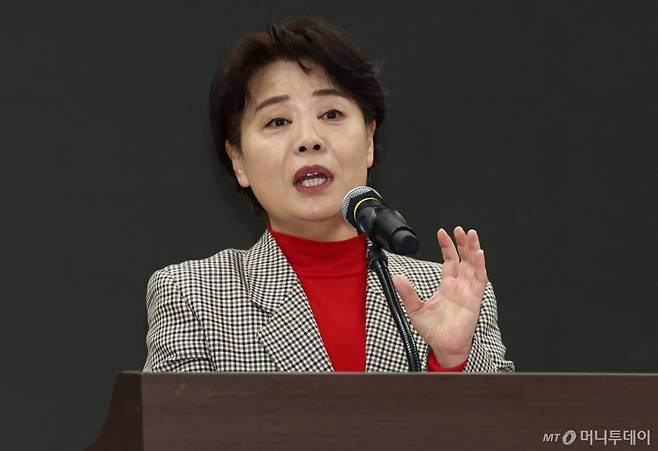 윤희숙 여의도연구원장이 18일 오전 서울 여의도 국회 의원회관에서 열린 '창립 30주년 여의도연구원 연속토론회, 국민 위에 군림하는 국가기관 정상인가?'에서 개회사를 하고 있다. 2025.2.18/뉴스1  Copyright (C) 뉴스1. All rights reserved. 무단 전재 및 재배포,  AI학습 이용 금지.