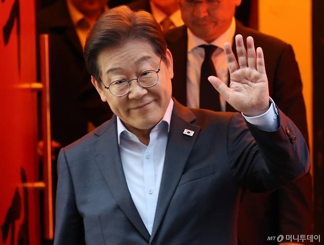 이재명 더불어민주당 대통령 후보가 1일 서울 종로구의 한 포차 식당에서 '당신의 하루를 만드는, 보이지 않는 영웅들'이란 주제로 열린 배달 라이더, 택배 기사 등 비(非)전형 노동자들과 간담회를 마친 뒤 나서며 손인사를 하고 있다. (공동취재) 2025.5.1/사진=뉴스1 /사진=(서울=뉴스1) 이재명 기자