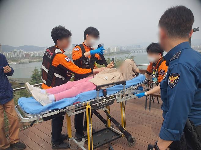 지난 17일 강남경찰서 소속 경찰관들이 의식을 잃은 노인을 구조하는 모습./사진제공=강남경찰서.