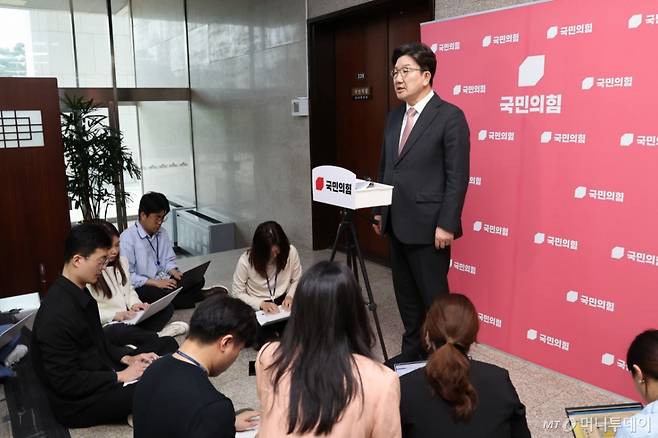 [서울=뉴시스] 권창회 기자 = 권성동 국민의힘 원내대표가 1일 서울 여의도 국회에서 이재명 공직선거법위반 사건 관련 대법원의 선고를 마친 뒤 백브리핑을 하고 있다. 2025.05.01.  /사진=권창회