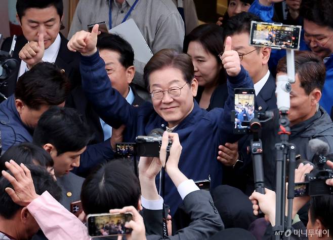 [연천=뉴시스] 조성우 기자 = 골목골목 경청투어에 나선 이재명 더불어민주당 대선후보가 1일 오후 경기도 연천군 전곡읍 인근에서 시민들에게 인사를 하고 있다. 2025.05.01. xconfind@newsis.com /사진=조성우