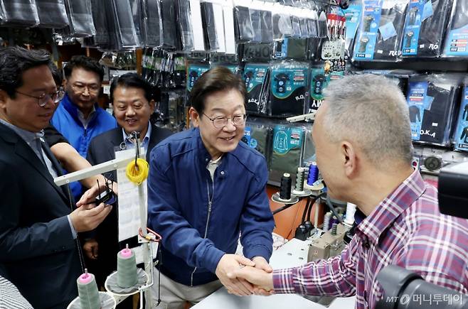 [연천=뉴시스] 조성우 기자 = 골목골목 경청투어에 나선 이재명 더불어민주당 대선후보가 1일 오후 경기도 연천군 전곡읍 인근에서 상인과 인사를 나누고 있다. 2025.05.01. xconfind@newsis.com /사진=조성우