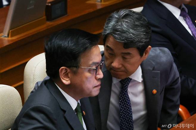 [서울=뉴시스] 권창회 기자 = 1일 서울 여의도 국회에서 열린 제424회 국회(임시회) 제7차 본회의에서 최상목 경제부총리 겸 기획재정부 장관과 이주호 사회부총리 겸 교육부 장관이 대화하고 있다. 2025.05.01. kch0523@newsis.com /사진=권창회