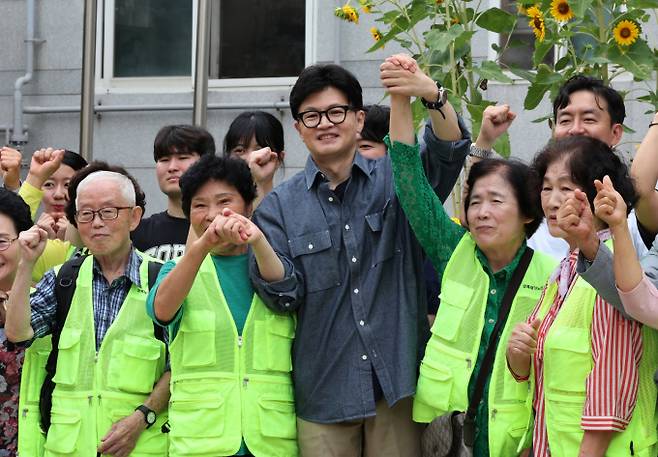 한동훈 국민의힘 대통령선거 예비후보가 초고령 사회를 위한 종합 대응 정책비전을 발표했다. 사진은 한 후보가 지난해 9월 오전 서울 관악구의 한 보육원에서 추석맞이 봉사활동을 하기 앞서 보육원 직원 및 노인지원센터 어르신들과 기념촬영을 하고 있는 모습. /사진=뉴스1