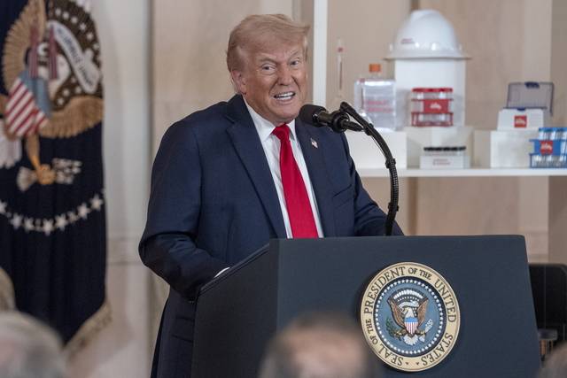 도널드 트럼프 미국 대통령이 30일 워싱턴DC 백악관에서 20여명의 글로벌 기업 CEO가 참석한 가운데 진행된 ‘미국 투자’ 행사에서 인사말을 하고 있다. EPA 연합뉴스