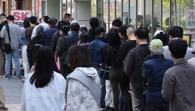 유심 교체를 기다리는 시민들. 연합뉴스