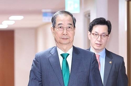 한덕수 대통령 권한대행 국무총리가 4월 18일 정부서울청사에서 열린 국무회의에 입장하고 있다. 연합뉴스