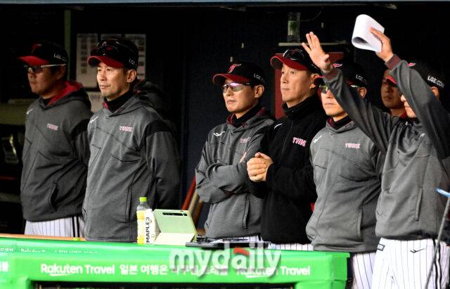 2025년 4월 24일 오후 서울 잠실구장에 진행된 '2025 신한 SOL뱅크 KBO 리그' NC 다이노스와 LG 트윈스의 경기. LG 염경엽 감독과 코치들이 경기를 지켜보고 있다./마이데일리