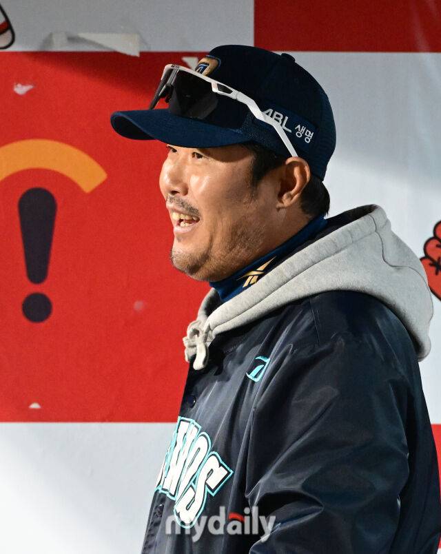 NC 이호준 감독이 환하게 웃고 있다./마이데일리