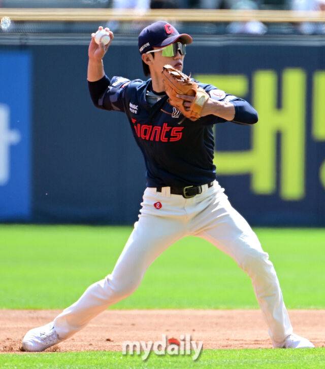 2025년 4월 26일 오후 서울 잠실구장에 진행된 '2025 신한 SOL뱅크 KBO 리그' 롯데 자이언츠와 두산 베어스의 경기. 롯데 유격수 전민재가 1회말 두산 선두타자 정수빈 타구를 잡고 1루로 송구하고 있다./마이데일리