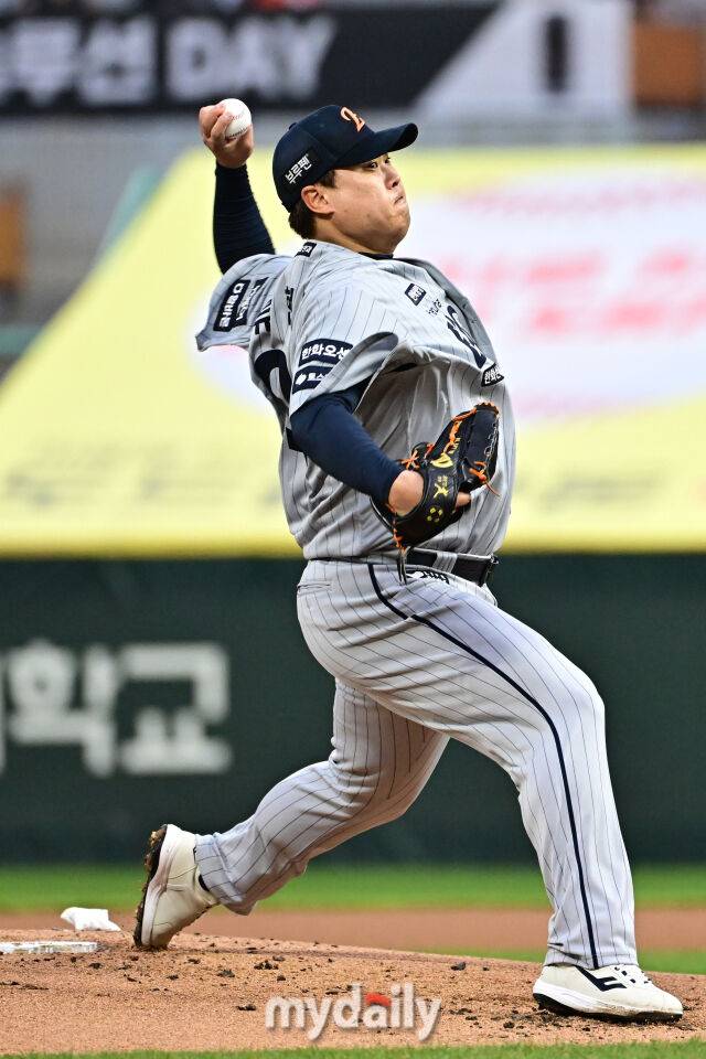 17일 인천 SSG랜더스필드에서 열린 '2025 신한 SOL BANK KBO리그' 한화 이글스와 SSG랜더스 경기. 한화 류현진이 선발 투수로 나와 힘차게 투구하고 있다./마이데일리