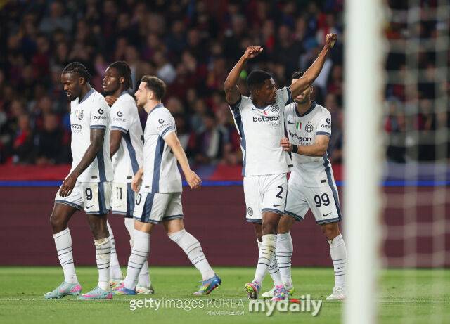 둠프리스(오른쪽에서 두 번째)가 1일 바르셀로나와 경기에서 득점 후 인테르 밀란 동료들과 함께 기뻐하고 있다. /게티이미지코리아