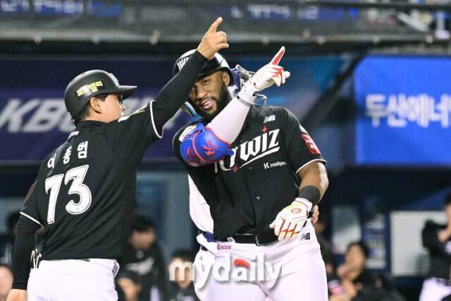 30일 오후 서울 잠실구장에서 진행된 '2025 신한 SOL뱅크 KBO 리그' KT-두산의 경기. kt 로하스가 7회초 2사 3루에서 투런 홈런을 때린 뒤 이종범 코치와 세리머니를 펼치고 있다./잠실=곽경훈 기자