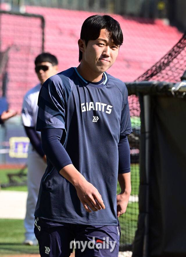 2025년 4월 25일 오후 서울 잠실구장에 진행된 '2025 신한 SOL뱅크 KBO 리그' 롯데 자이언츠와 두산 베어스의 경기. 롯데 전민재가 두산 동료들과 인사하기 위해 그라운드에 나오고 있다./마이데일리