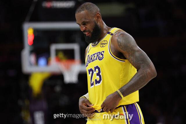 아쉬운 표정을 짓는 르브론. /게티이미지코리아