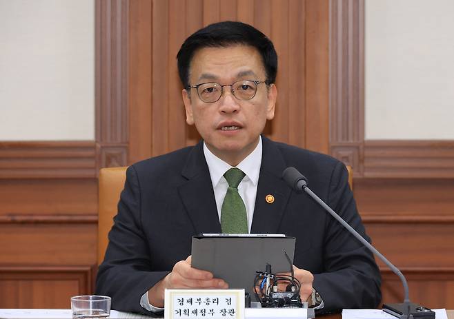 최상목 부총리 겸 기획재정부 장관이 1일 서울 종로구 정부서울청사에서 열린 경제관계장관회의 겸 산업경쟁력강화 관계 장관회의에서 발언하고 있다. [연합]