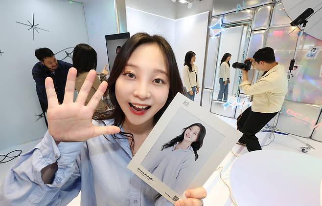고객들이 KT 홍대 애드샵 플러스의 ‘AI 체험존’에서 나만의 드림 프로필 사진을 촬영하는 모습. [KT 제공]