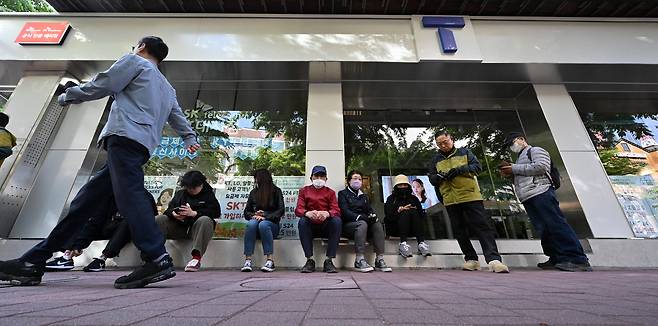 서울 마포구 SK텔레콤 홍대역점에서 시민들이 유심칩을 교체 받기 위해 대기하고 있다. 임세준 기자