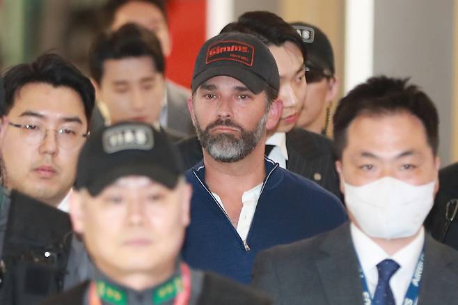 도널드 트럼프 미국 대통령의 장남 트럼프 주니어가 국내 재계총수와 면담을 마친 후 30일 인천국제공항을 통해 출국하고 있다. [연합]