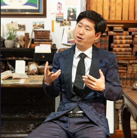 신흥규 신 갤러리 대표가 KAIST 미술관에서 헤럴드경제와 인터뷰를 하고 있다.[지호준 사진작가]