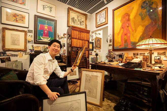 신흥규 대표가 KAIST 미술관에서 열리는 ‘명작의 금고’ 특별전시를 준비하고 있다.[지호준 사진작가]