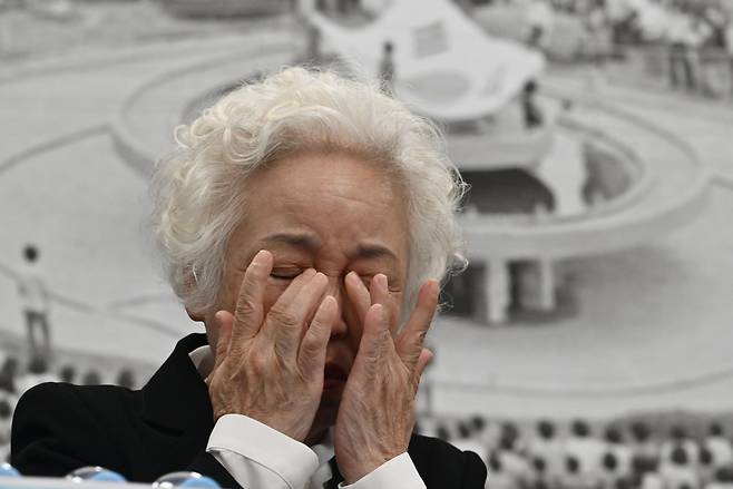 5·18민주화운동 희생자 고(故) 조사천씨의 배우자 정동순 여사가 1일 오전 5·18기념재단에서 열린 ‘스카이데일리 고소’ 기자회견에 참석해 남편의 사망 경위를 왜곡 보도한 스카이데일리의 엄정 처벌을 촉구하며 눈물흘리고 있다. [뉴시스]