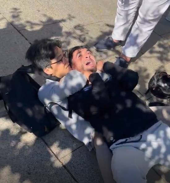 자신의 카메라를 훔치려 한 소매치기를 제압하고 있는 중국인 사진작가 [X 갈무리]