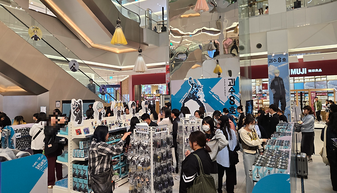 타임빌라스 수원 ‘괴수 8호’ 팝업스토어에서 방문객들이 굿즈를 보고 있다. 정석준 기자