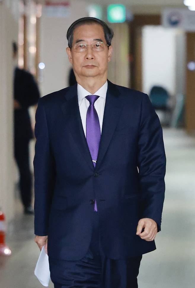 한덕수 대통령 권한대행 국무총리가 1일 정부서울청사에서 대국민담화를 하기 위해 브리핑실로 이동하고 있다.［연합］