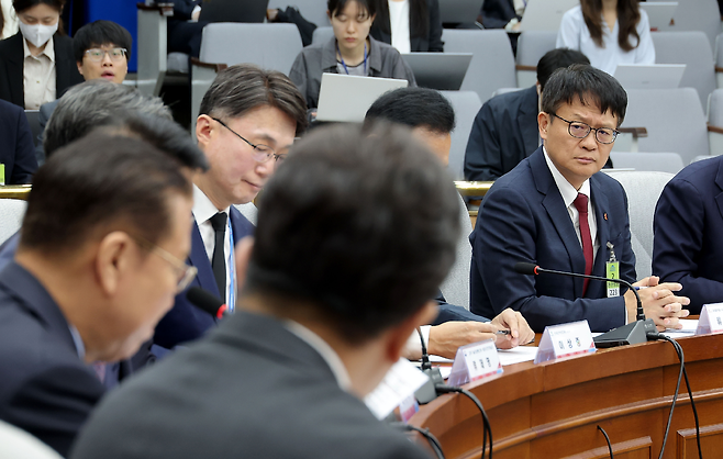 1일 국회에서 열린 국민의힘 SK텔레콤 소비자 권익 및 개인정보보호를 위한 긴급 간담회에 류정환 SK텔레콤 부사장이 참석해 있다. [연합]