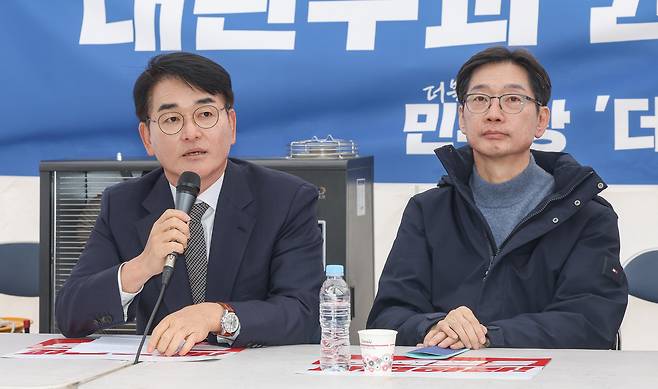 박용진 전 더불어민주당 의원이 지난 3월 12일 서울 종로구 경복궁 앞 더불어민주당 천막 농성장에서 열린 국난극복을 위한 시국간담회에서 발언하고 있다. [뉴시스]