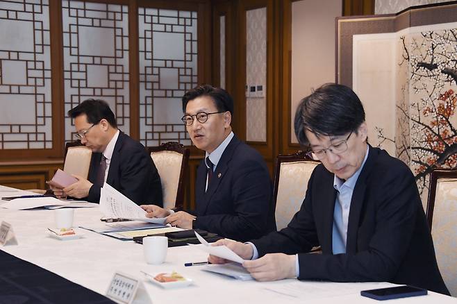 김범석 기획재정부 차관이 1일 오후 서울 종로구 정부서울청사에서 열린 ‘제3차 통상현안 관련 범정부 국내대응 전담반 회의’를 주재, 모두발언을 하고 있다. [기획재정부 제공]