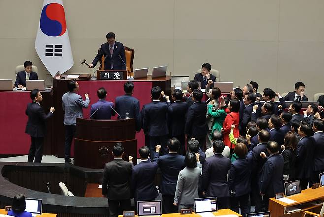 국민의힘 의원들이 1일 국회에서 열린 본회의에서 우원식 국회의장이 최상목 경제부총리 겸 기획재정부 장관 탄핵소추안을 추가 상정하자 항의하고 있다. [연합]