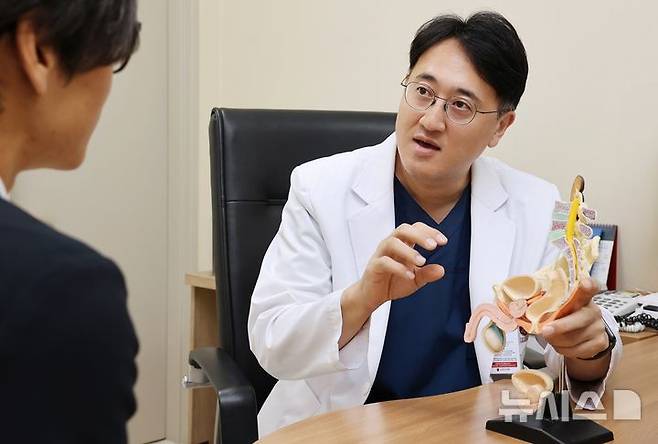 [서울=뉴시스] 남성도 나이가 들면서 남성호르몬 저하로 갱년기 증상을 겪는다. 남성 갱년기를 스트레스나 노화로 치부해 방치하면 노화가 촉진되고 기억력 저하, 우울증 등에 시달릴 수 있어 주의해야 한다. (사진= 고려대 안암병원 제공) 2025.05.01. photo@newsis.com.
