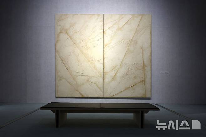 [서울=뉴시스] 박진희 기자 = 국립현대미술관은 30일 서울 종로구 국립현대미술관 서울에서 MMCA 서울 상설전 '한국현대미술 하이라이트' 언론공개회를 갖고 이건희컬렉션 9점을 포함하여 1960년대에서 2010년대에 이르는 한국현대미술 대표작 86점을 엄선하여 소개하고 있다. 이번 전시는 서울관 개관 이래 대표 소장품만을 선보이는 첫 상설전이다. 2025.04.30. pak7130@newsis.com