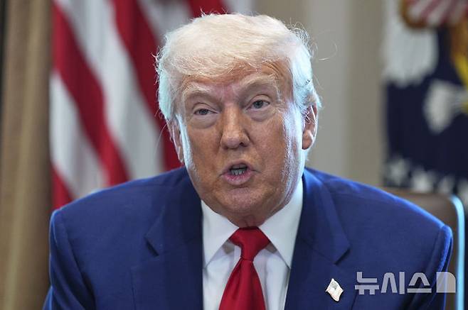 [워싱턴=AP/뉴시스]도널드 트럼프 미국 대통령이 30일(현지 시간) 백악관에서 각료회의를 주재하고 발언하고 있다. 2025.05.01.