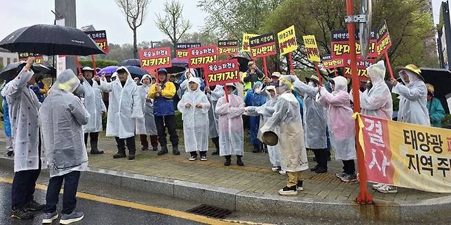 [제천=뉴시스] 이병찬 기자 = 충북 제천시 봉양읍 주민들이 22일 제천시청 앞에서 폐기물 재활용 공장 입주 반대 집회를 하고 있다.2025.04.22.bclee@newsis.com