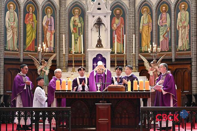 [서울=뉴시스] 3월 31일 서울 주교좌 명동대성당에서 교황청 전교기구 한국지부 설립 60주년 감사 미사가 거행되고 있다. (사진=한국천주교주교회의 제공) 2025.05.01., photo@newsis.com *재판매 및 DB 금지
