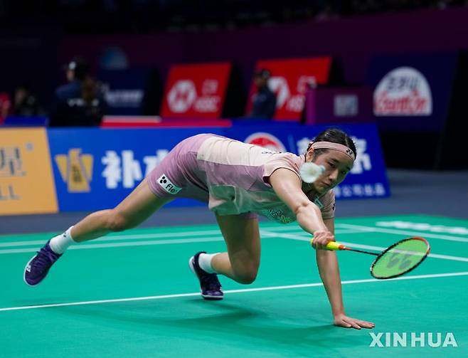 [샤먼=신화/뉴시스] 안세영이 28일(현지 시간) 중국 푸젠성 샤먼에서 열린 2025 세계배드민턴연맹(BWF) 수디르만컵 캐나다와 조별 리그 B조 2차전 여자 단식 2경기에서 미셸 리와 경기하고 있다. 안세영이 2-0(21-16 23-21)로 승리하고 한국이 매치 스코어 4-1로 2연승을 거두며 8강에 진출했다. 2025.04.29.