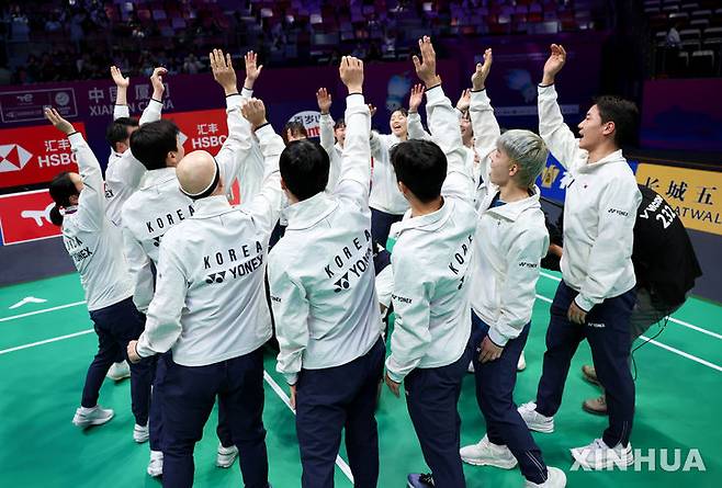 [샤먼=신화/뉴시스] 한국 남녀 배드민턴 선수들이 지난달 30일(현지 시간) 중국 푸젠성 샤먼에서 열린 2025 세계배드민턴연맹(BWF) 수디르만컵 대만과의 조별 리그 B조 3차전을 승리한 후 자축하고 있다. 이미 8강 진출을 확정한 한국은 매치 스코어 4-1로 대만을 꺾고 3연승을 거뒀다. 2025.05.01.